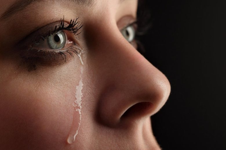 العيون الدامعة