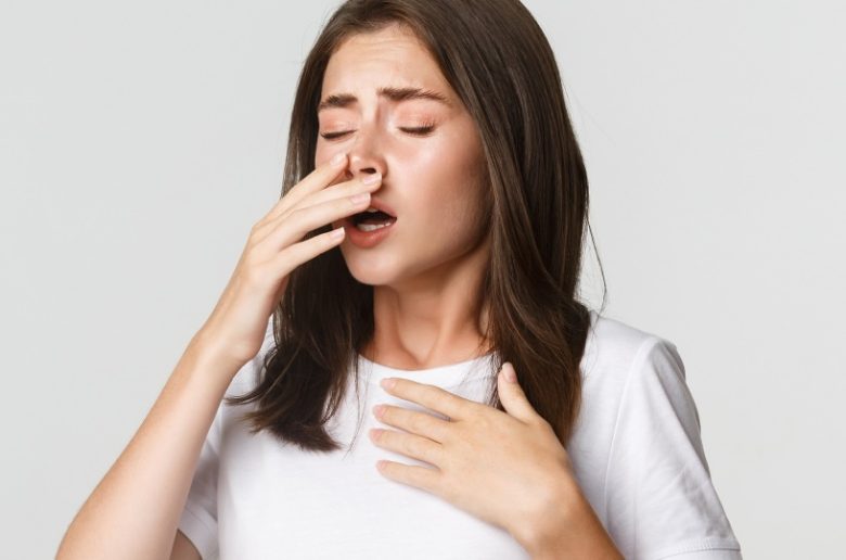مشكلات صحية يسببها كتم العطس