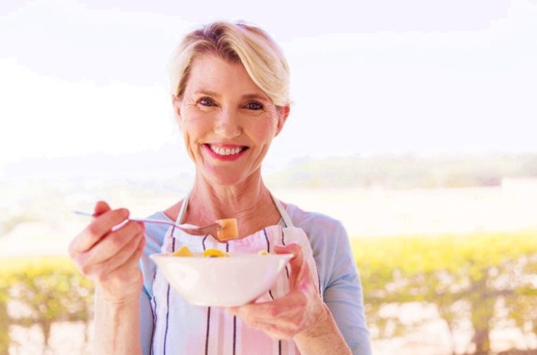 5 أطعمة لمساعدة النساء في التحكم بأوزانهن بعد انقطاع الطمث