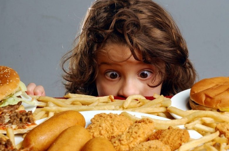 7 نصائح للأطفال تساعدهم على الابتعاد عن الوجبات السريعة غير الصحية