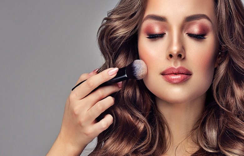 ما الذي يجب الانتباه إليه عند وضع المكياج لتجنب إصابة البشرة بالتلف؟