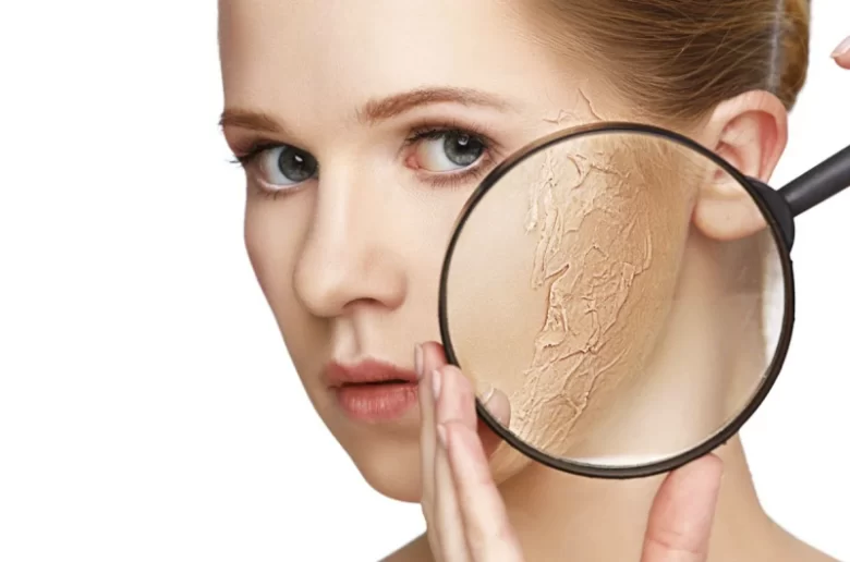 4 آثار جانبية تنتج عن تطبيق كريم الأساس على الوجه بانتظام