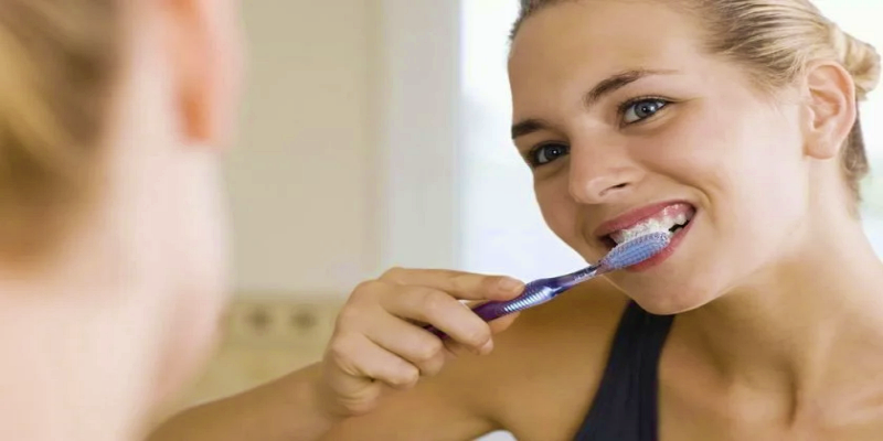 العمل على تنظيف الأسنان بانتظام وبطريقة صحيحة