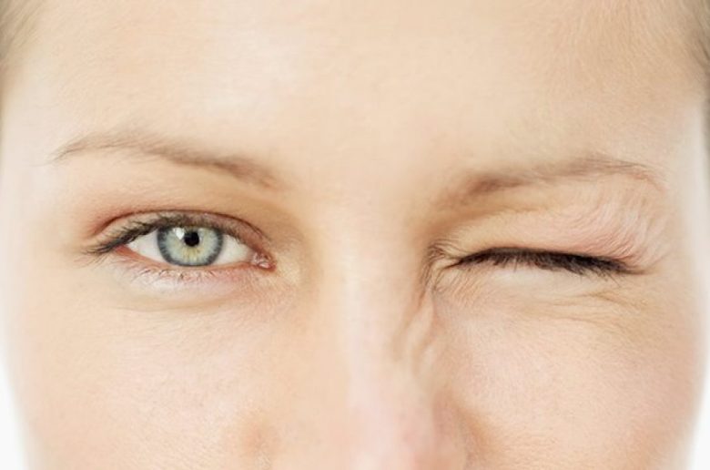أسباب رفة العيون