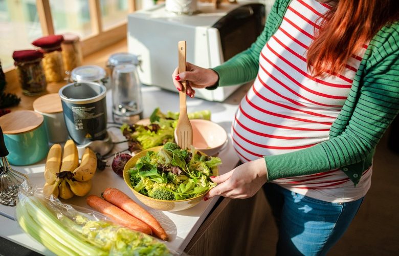 8 عناصر غذائية أساسية للنساء الحوامل النباتيات للحصول على حمل صحي