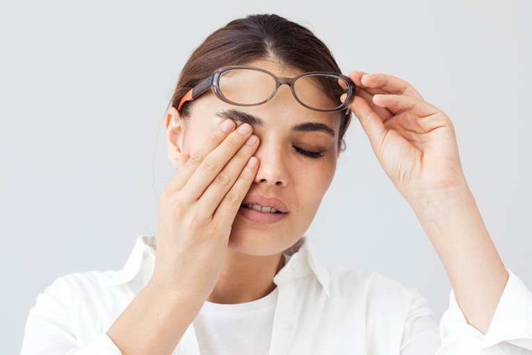 صداع العين اليمنى