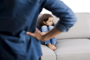 علامات دالة على معاناة طفلك من الحرمان العاطفي