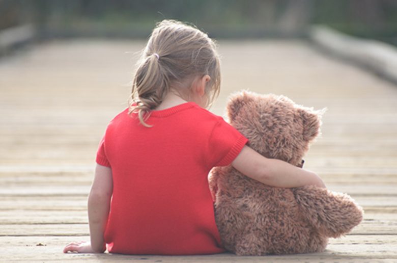 علامات دالة على معاناة طفلك من الحرمان العاطفي