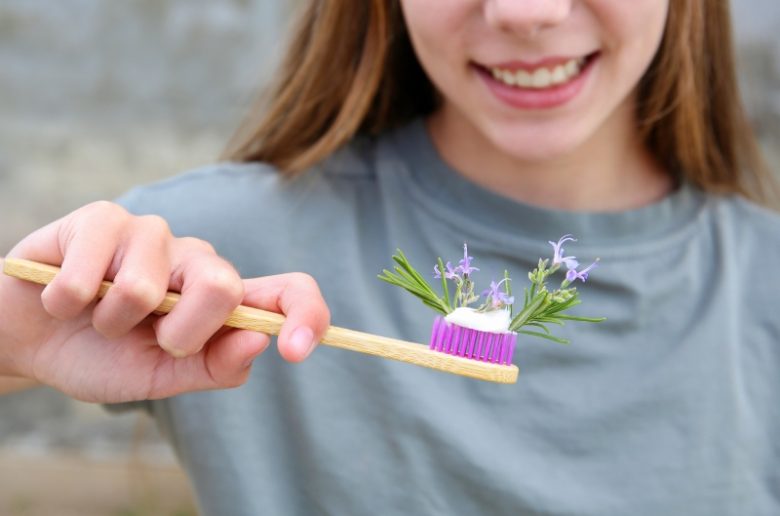 أعشاب طبيعية فعالة لتبييض الأسنان