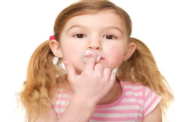 إبتلاع الأطفال للعلكة وكيفية التعامل مع هذا الأمر