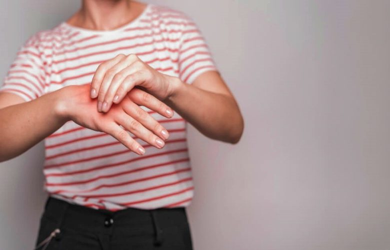 7 أسباب تؤدي إلى الإصابة بخدر الأطراف يجب علينا معرفتهم 7 أسباب تؤدي إلى الإصابة بخدر الأطراف يجب علينا معرفتهم