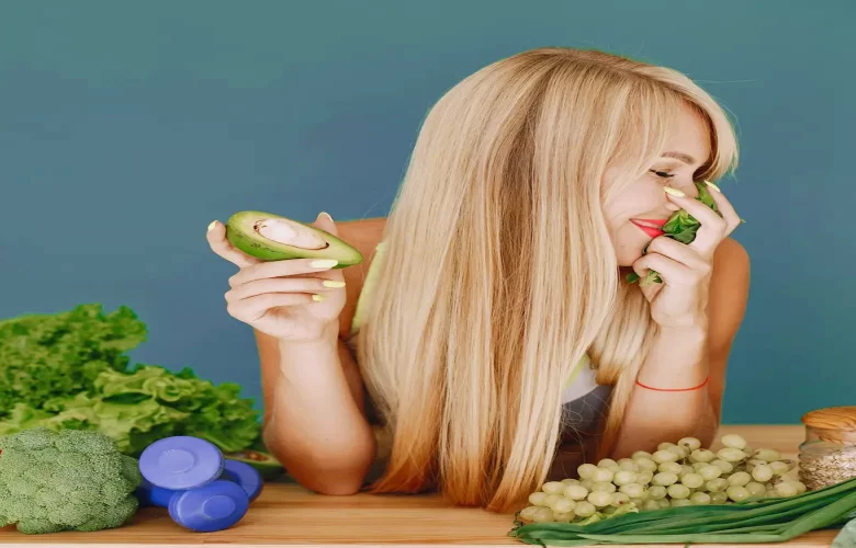 7 عناصر غذائية أساسية لشعر صحي ولامع