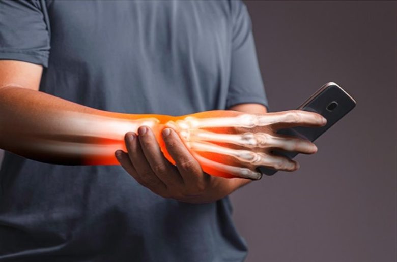 أسباب تنميل أطراف يديك عند الإمساك بالموبايل