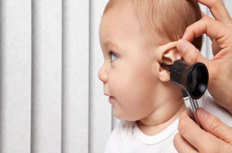 احتباس السوائل خلف طبلة الأذن لدى الأطفال