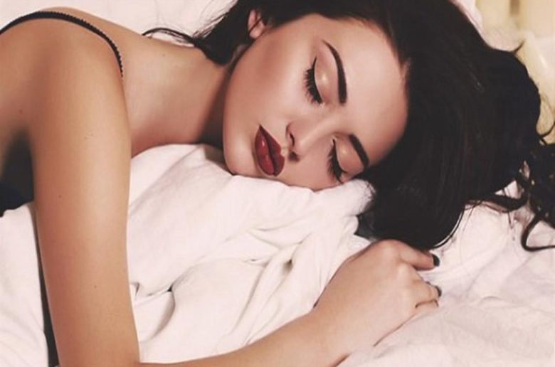 النوم بالمكياج