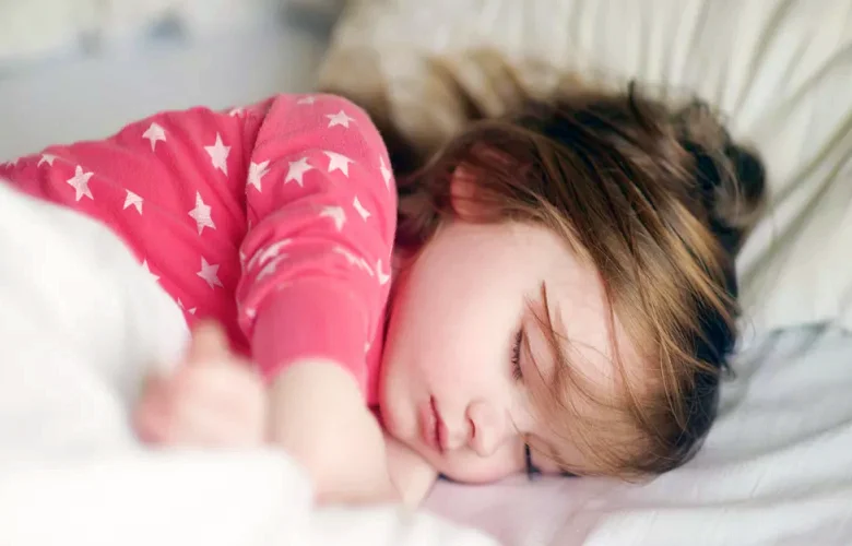 5 طرق لمساعدة طفلك في الحصول على نوم صحي أثناء فترات الليل
