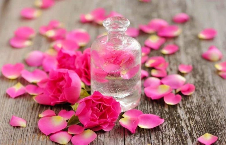 ماء الورد وآلية إستخدامها بشكل مفيد للبشرة والشعر               