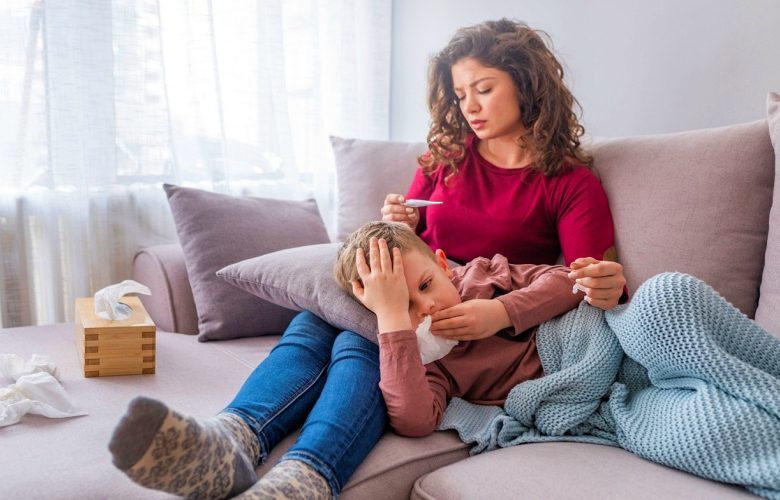 إليكي عزيزتي الأم.. طرق التعامل ورعاية طفلك المصاب بالحمى