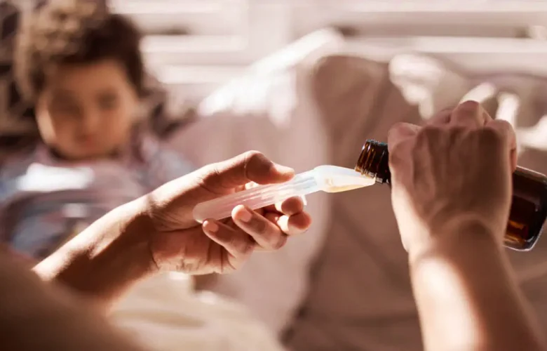 6 أخطاء يجب على الوالدين تجنبها عند إعطاء أطفالهم الدواء