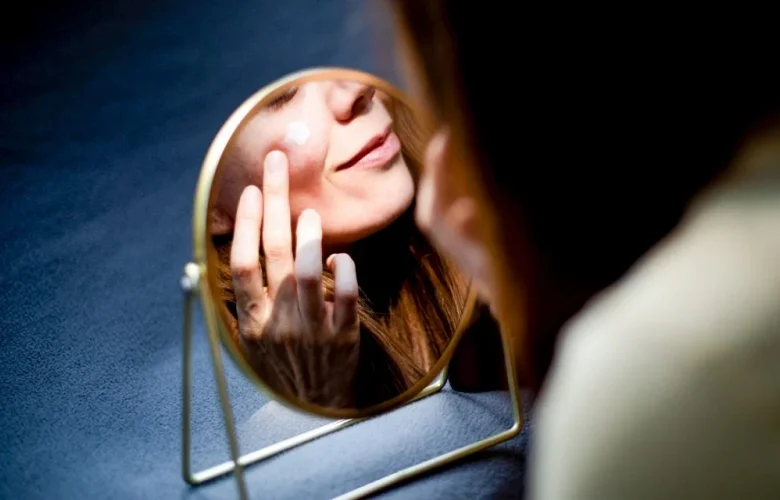 أشياء يجب القيام بها قبل النوم للحصول على بشرة فائقة الجمال