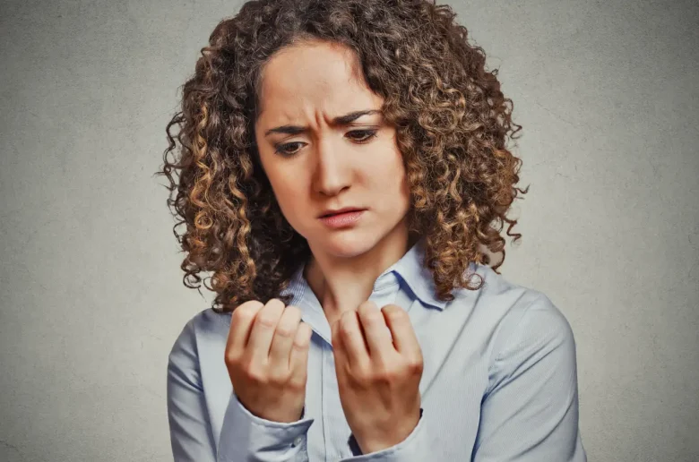 أسباب انحناء الأظافر أسباب انحناء الأظافر