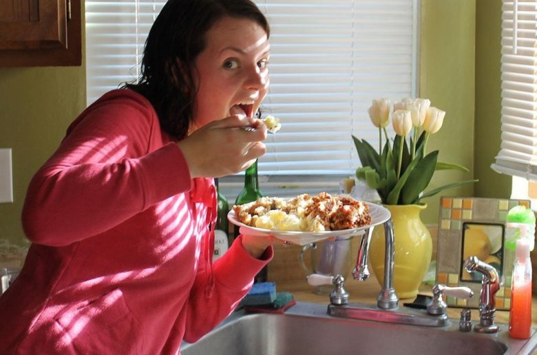 أضرار غير متوقعة لتناول الطعام والشراب أثناء الوقوف