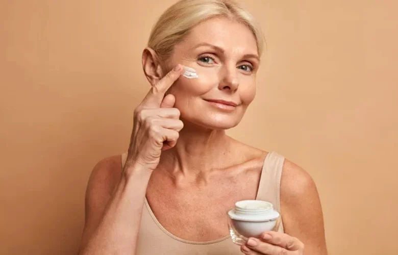 أهم المواد التجميلية النشطة التي تحتاج إليها بشرة المرأة بعد سن الـ 40