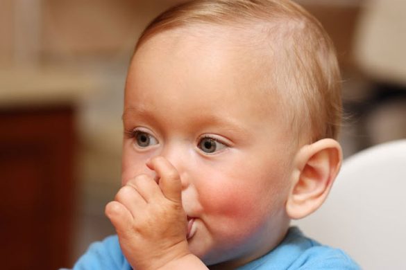 مص الرضيع لإصبعه