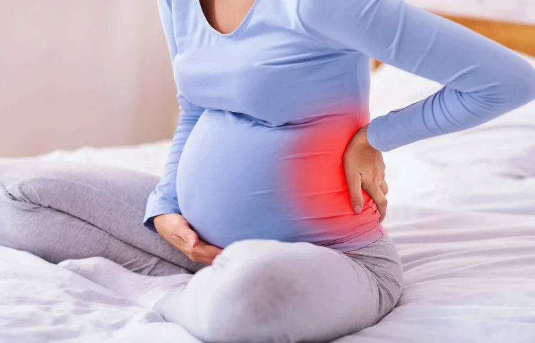 4 طرق بسيطة وفعالة لتقليل آلام الظهر أثناء الحمل 4 طرق بسيطة وفعالة لتقليل آلام الظهر أثناء الحمل