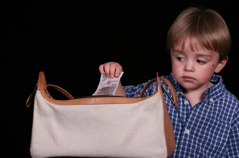 سلوك السرقة لدى الأطفال