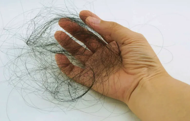 لماذا يتسبب العلاج الكيميائي للسرطان في تساقط الشعر؟