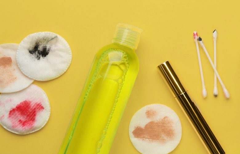 4 طرق فعالة لإزالة المكياج بمكونات طبيعية 4 طرق فعالة لإزالة المكياج بمكونات طبيعية