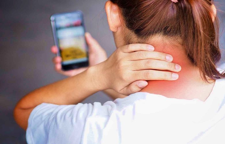 آلام الرقبة والكتف بسبب استخدام الهاتف المحمول وطرق التغلب عليها؟