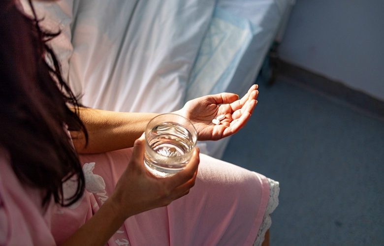 ما مدى خطورة تناول الكثير من المسكنات للتغلب على آلام الدورة الشهرية؟