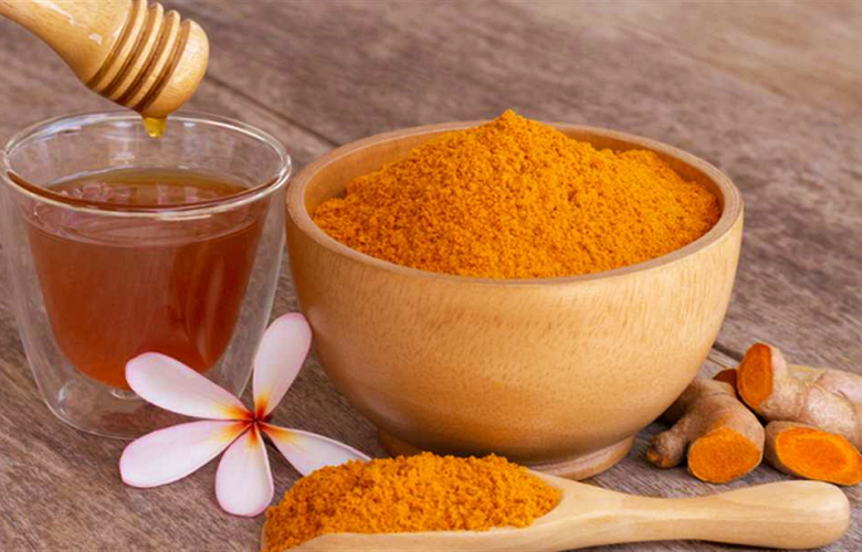 9 فوائد تعود على الجسم عند تناول خليط العسل مع الكركم