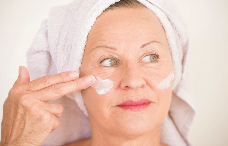 خطوات العناية اليومية بالبشرة التي يجب اتخاذها بعد بلوغ سن الـ 50