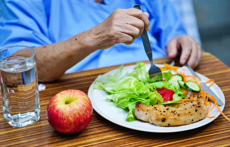 8 أطعمة يجب تناولها في سن الـ 70 للبقاء بصحة جيدة