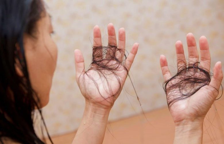 أهم الأسباب التي تؤدي إلى تساقط الشعر بشكل غير طبيعي