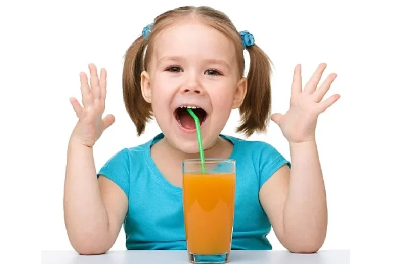 نصائح لتقليل أضرار عصائر الفواكه على أسنان طفلك