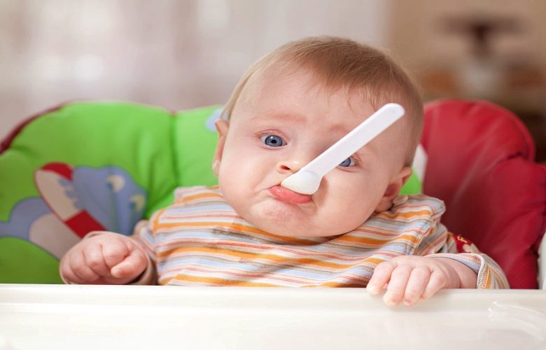 3 أخطاء تقوم الأم بفعلها تؤدي إلى إصابة طفلها الرضيع بالسمنة