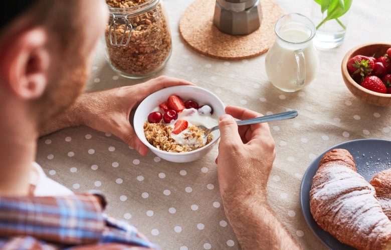 6 طرق لتناول الزبادي بشكل صحي خلال سحور شهر رمضان