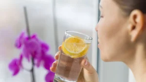 الماء الدافىء بعصير الليمون
