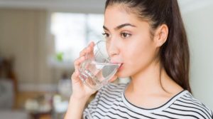 الوقاية من صداع الجفاف شرب الماء