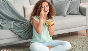 تبني وضعية الجلوس أثناء تناول الطعام