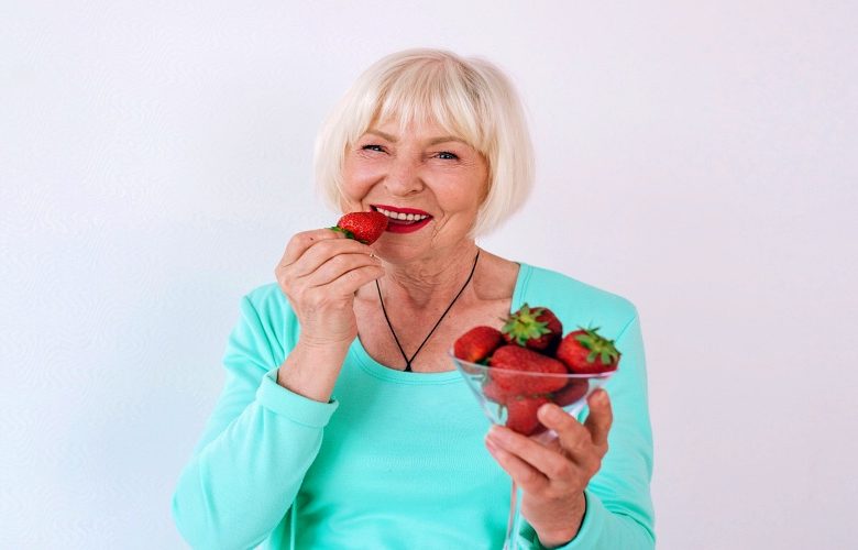 فائدتان عظيمتان تعود على صحة كبار السن عند تناول فاكهة الفراولة