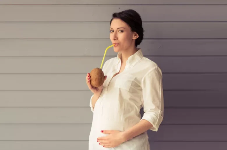 فوائد يقدمها ماء جوز الهند للنساء الحوامل