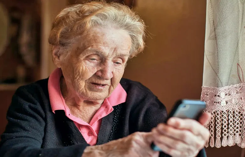 أهم الأضرار التي تعود على كبار السن جراء استخدام الهاتف المحمول