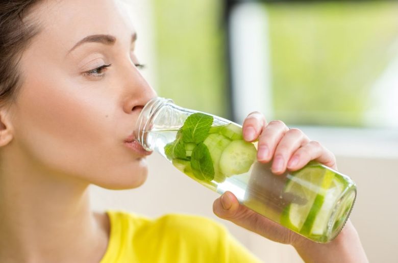 إضافات صحية إلى الماء لمنح الترطيب في الأجواء الحارة