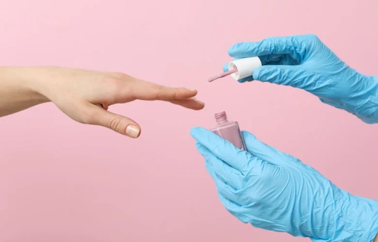 الآثار الضارة الناتجة عن الإفراط في استخدام طلاء الأظافر