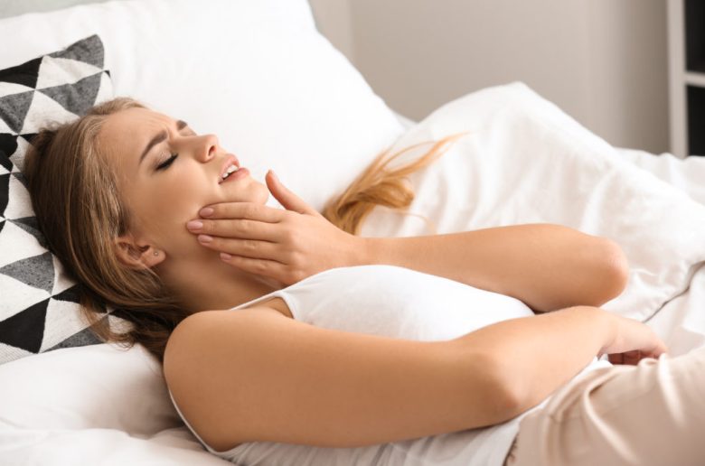 الشعور بآلام الفك عقب الإستيقاظ من النوم